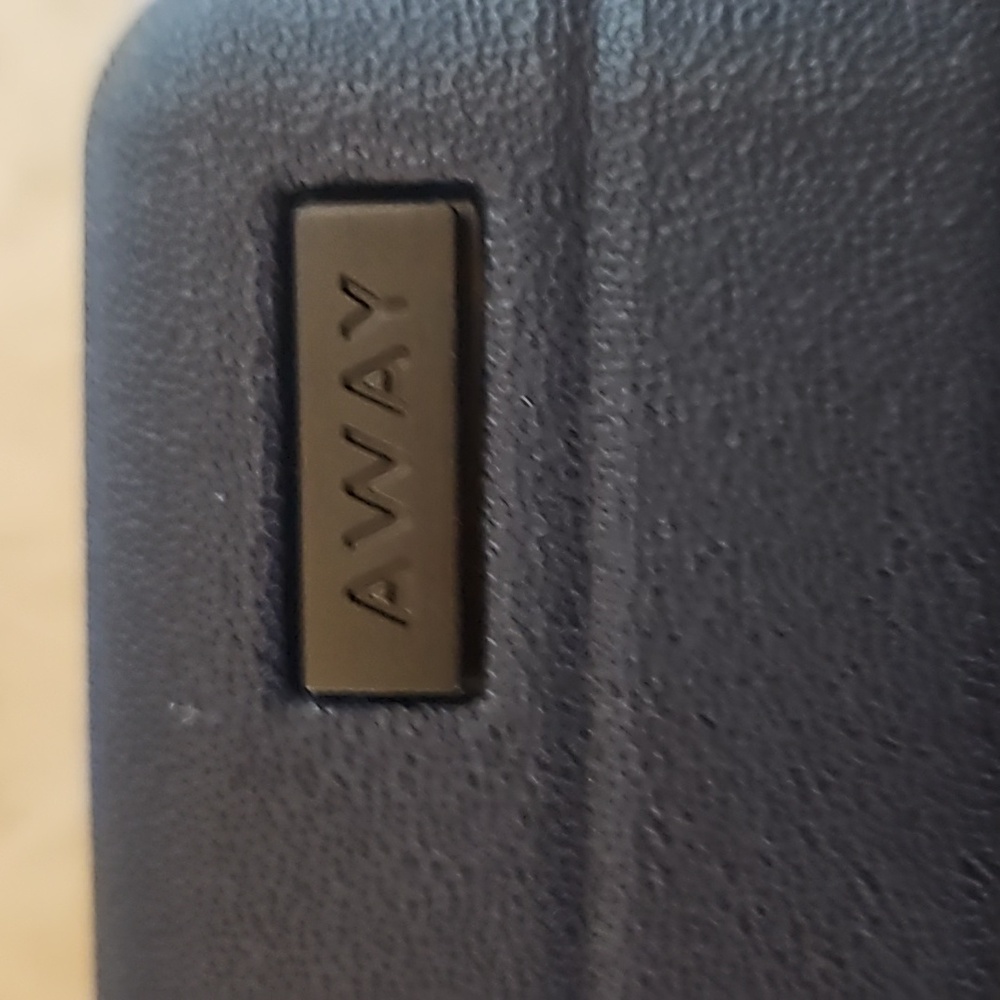 Away United First Class Travel Kit Hard Case with Amenities zipper closure - Picture 3 of 9